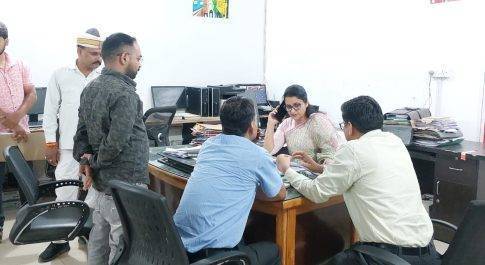 कन्ट्रोल रूम का निरीक्षण कर डीएम ने मतदाता पर्ची वितरण कार्य का लिया जायज़ा