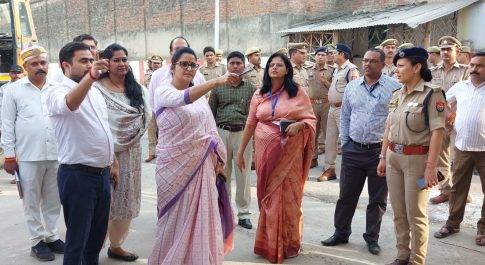 कैसरगंज के सामान्य व पुलिस प्रेक्षक ने इंटीग्रेटेड कन्ट्रोल रूम व गल्ला मण्डी का किया निरीक्षण