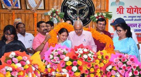 सेवानिवृत्त हो रहे मण्डलायुक्त को जिले में दी गई भावभीनी विदाई