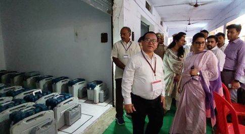 सामान्य व पुलिस प्रेक्षक ने ईवीएम कमिशनिंग कार्य का किया निरीक्षण