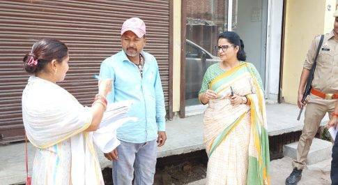 नगर क्षेत्र के मतदान केन्द्रों का डीएम ने किया भ्रमण ,मतदाता पर्ची वितरण कार्य का लिया जायजा