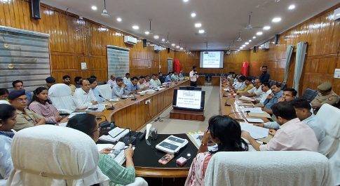प्रत्याशियों व राजनैतिक दलों के पदाधिकारियों के साथ डीएम ने की बैठक