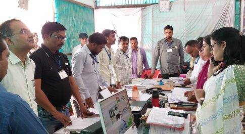 मतदाता पर्ची प्राप्त न होने पर इंटीग्रेटेड कन्ट्रोल रूम को सूचित करें मतदाता: डीएम
