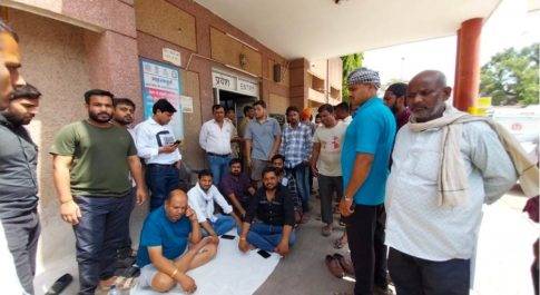 अस्पताल में धरने पर बैठे, पूर्व विधायक पुत्र