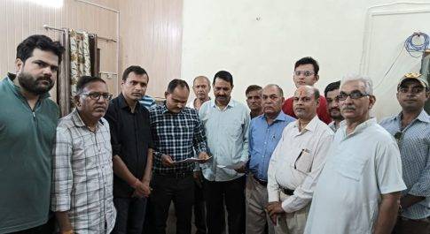बिजली विभाग से जुड़ी समस्याओं के समाधान के लिए वसुंधरा सेक्टर -3 के निवासियों ने दिया ज्ञापन, जल्द समाधान का मिला आश्वासन 