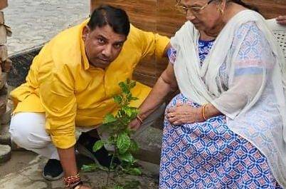 भाजपा के महानगर अध्यक्ष संजीव शर्मा ने एक पेड़ मां के नाम लगाकर पर्यावरण को सुरक्षित रखने की दी सलाह