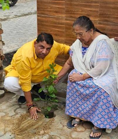 भाजपा के महानगर अध्यक्ष संजीव शर्मा ने एक पेड़ मां के नाम लगाकर पर्यावरण को सुरक्षित रखने की दी सलाह