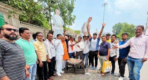 आतिशबाजी के साथ एक दूसरे को लड्डू खिलाकर मनाई खुशी 