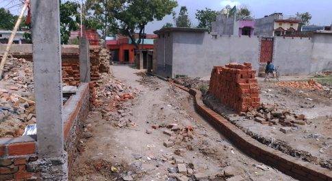 मोहल्ले में हो रहा नाली का निर्माण, जल जमाव से मिलेगी निजात
