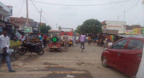 कस्बा में ई रिक्शा चालक तथा ठेला के साथ सब्जी दुकानदारों का भारी अतिक्रमण 