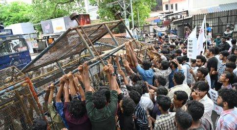 अप्रासंगिक होती प्रतियोगी परीक्षाएं और ढहती शिक्षा प्रणाली