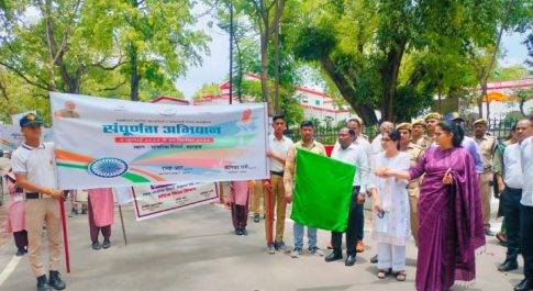 सम्पूर्णता अभियान के शुभारम्भ अवसर पर निकाली गई प्रभात फेरी