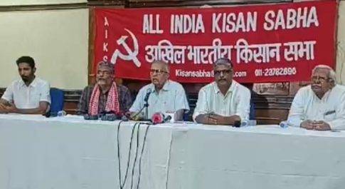 छत्तीसगढ़ में मारे गए तीन मवेशी परिवहन कर्मचारियों के पीड़ित परिवारों को किसान सभा और खेत मजदूर यूनियन ने सौंपे एक एक लाख के चेक, 24 जुलाई को देशव्यापी विरोध दिवस मनाने का आह्वान