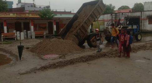 परिषदीय विद्यालय में जलभराव समस्या का हुआ निदान, प्रधान ने डलवाई मिट्टी