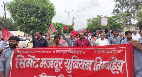 श्रमिक को नौकरी से निकालने पर फूटा आक्रोश