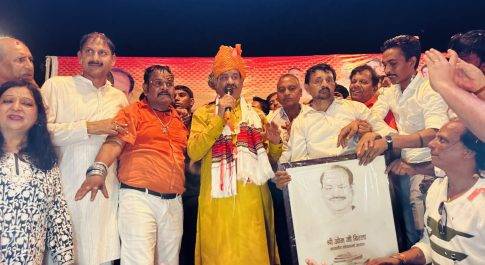 कुन्हाड़ी रेलवे ओवर ब्रिज पर बुलडोजर से की पुष्प वर्षा, 101 किलो की पहनाई माला