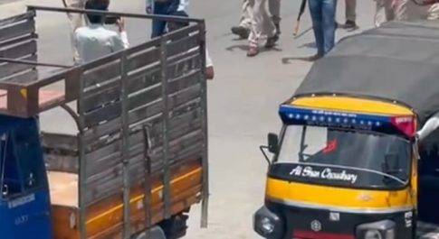 धूप में सुलगती सड़क पर पूरे नगर में घुमाया नंगे पैर ,फायरिंग के आरोपियों का पुलिस ने निकाला जुलूस