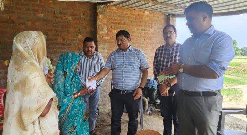 जिला बेसिक शिक्षा अधिकारी आशीष कुमार सिंह ने पेश की मानवता की मिशाल