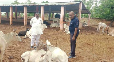 गौआश्रलय लक्ष्मनपुर मटेही का एडीओ आइएसबी ने किया निरीक्षण