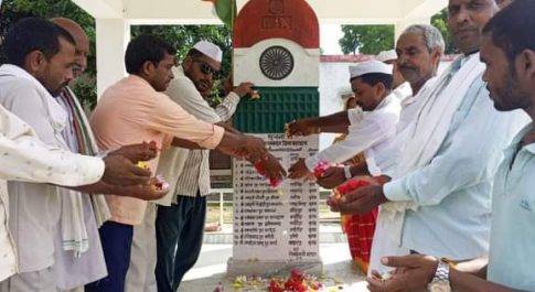 कांग्रेसियों ने चित्तौरा में सेनानी स्मारक पर पुष्पांजलि कर मनायी क्रांतिकारी मंगल पांडे की जयंती