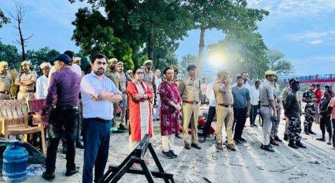 डीएम व एसपी के नेतृत्व में रात के अंधेरे में संचालित हुआ रेस्क्यू आपरेशन