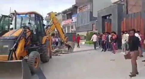 अवैध अतिक्रमण पर गर्जा बुलडोजर