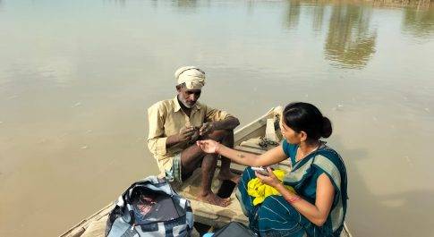 नैया पार ले चलो खेवैया, टीकाकरण को जाना है , जान जोखिम में डाल लगा रहीं जिंदगी का टीका