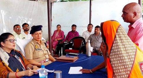समाधान दिवस का जायजा लेने थाना कैसरगंज पहुंची डीएम व एसपी