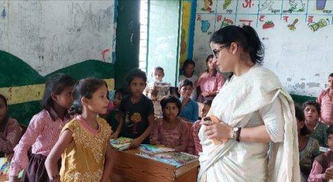 परिषदीय विद्यालयों का डीएम ने किया औचक निरीक्षण