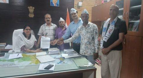 केजरीवाल की गिरफ्तारी असंवैधानिक’: आप कार्यकर्ताओं ने राष्ट्रपति के नाम जिला कलेक्टर को सोपा ज्ञापन