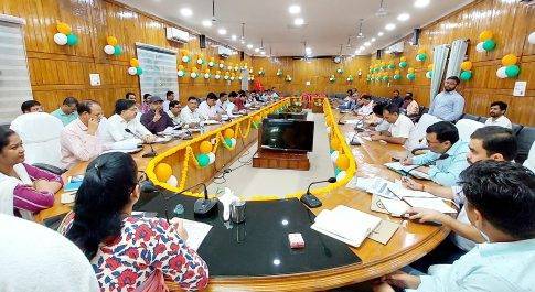 परिसम्पत्तियों की क्षति के आंकलन के लिए अधिकारी स्वयं करें क्षेत्र का भ्रमण: डीएम