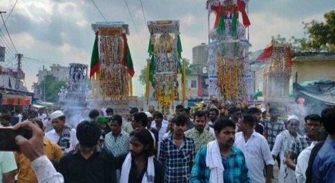 ढोल ताशों और मातमी धुनों पर निकाला ताजिए का जुलूस