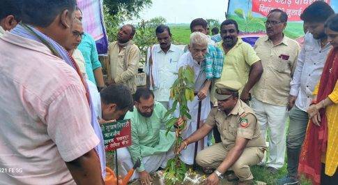 नोडल अधिकारी व जनप्रतिनिधियों ने भी किया वृक्षारोपण