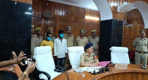 लूट की घटना को अंजाम देने वाले 2 लुटेरे गिरफ्तार, एस पी ने किया थाना अध्यक्ष को सम्मानित