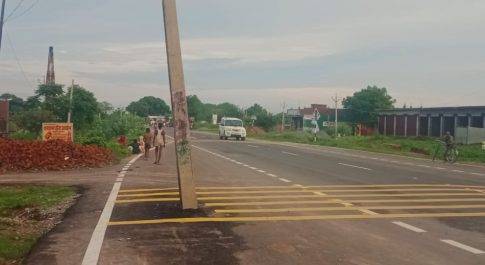 रायबोझा हाईवे पर लगा बिजली का खंभा, राहगीरों को दे रहा मौत की दावत