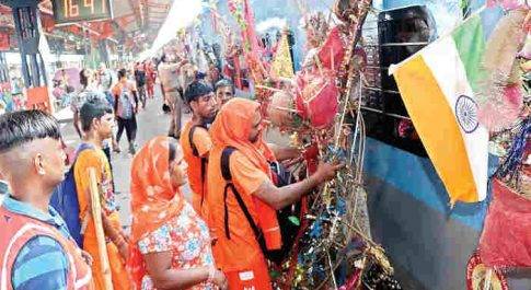 कांवड़िये : चारा भी, शिकार भी, हथियार में बदलते औजार भी