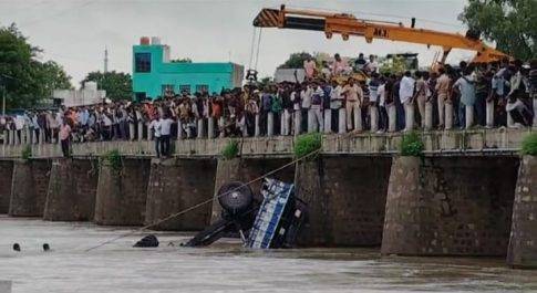 सांगोद की उजाड़ नदी में चालक सहित गिरी ट्रैक्टर-ट्रॉली ,राहगीरों ने चालक को सकुशल निकाला