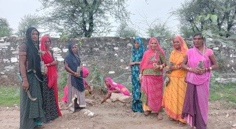 एक पेड़ मां के नाम अभियान के तहत पौधरोपण