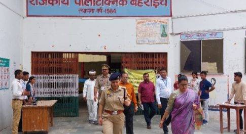 पुलिस भर्ती परीक्षा केन्द्रों का डीएम व एसपी ने किया निरीक्षण