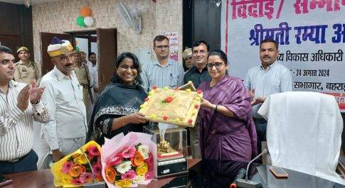 स्थानान्तरित सीडीओ को दी गयी भावभीनी विदाई