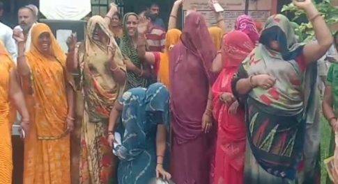 पानी की समस्याओं को लेकर पंचायत मुख्यालय पर प्रदर्शन