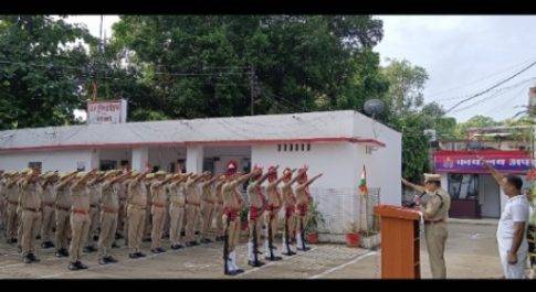 स्वतंत्रता दिवस पर अपर पुलिस अधीक्षक (ग्रामीण) द्वारा पुलिस अधीक्षक कार्यालय में किया गया ध्वजारोहण