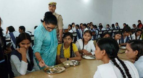 डीएम ने आश्रम पद्धति विद्यालय बभनी रिसिया का किया निरीक्षण