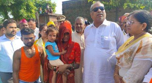 प्रभारी मंत्री डॉ. संजय कुमार निषाद ने दीवानपुरवा का किया भ्रमण