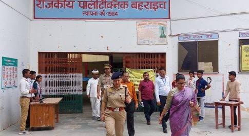 पुलिस भर्ती परीक्षा केन्द्रों का डीएम व एसपी ने किया निरीक्षण
