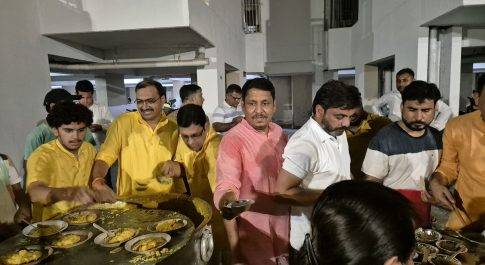 वीवीआईपी सोसायटी राजनगर एक्सटेंशन मंदिर में कान्हा की छठी का उत्सव धूमधाम से मनाया गया