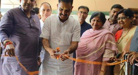 गाजियाबाद में नमो चित्र प्रदर्शनी का मंत्री असीम अरुण ने फीता काटकर किया उद्घाटन