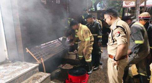 इन्दिरापुरम में आग लगने पर फंसे 8 लोगों को फायर सर्विस और सिविल पुलिस ने सकुशल बाहर निकाला