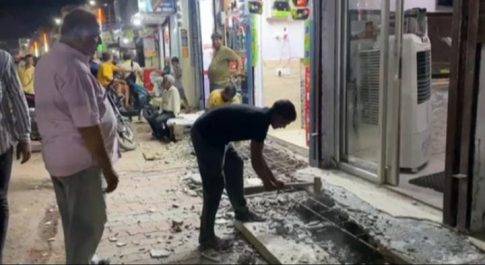 शहर में खुद ही हथौड़े से तोड़कर अतिक्रमण हटाने लगे दुकानदार