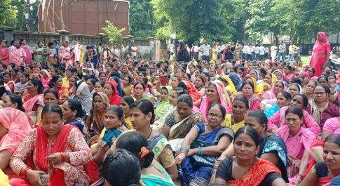 आंगनबाड़ी कार्यकत्रियों ने कलेक्ट्रेट में किया जमकर प्रदर्शन